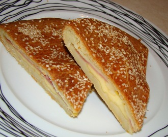 Φοκάτσια(focaccia) με ζαμπόν και τυρί