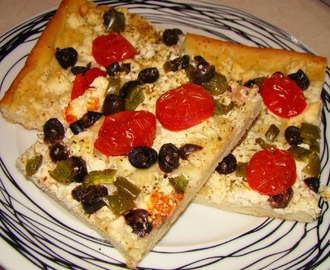 Μεσογειακή πίτσα με φέτα,ελιές και ντομάτα