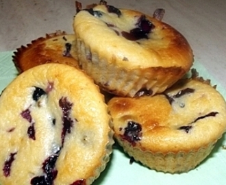 Jogurtowe muffinki z czarną porzeczką i wakacyjna przerwa na blogu