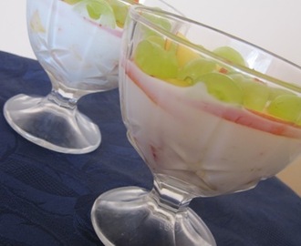 Dietetyczny deser jogurtowy (z owocami)