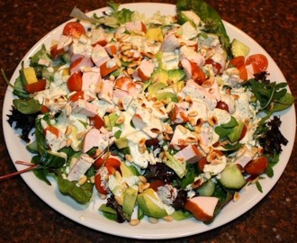 Salade met gerookte kip en pesto-yoghurtdressing
