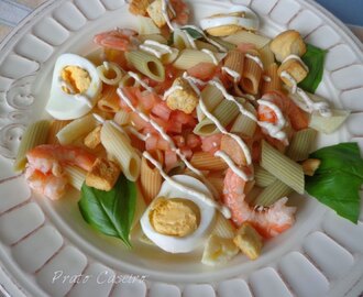 Salada fria de macarronete com camarão, ovo, cubinhos de tomate, manjericão com croutons de queijo e sésamo e molho de azeitonas e orégãos