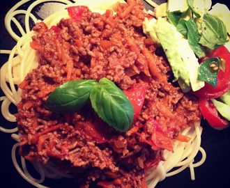 Spaghetti med mustig köttfärssås och italiensk sallad