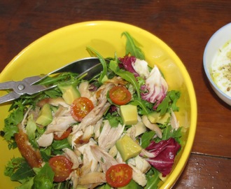 Salada de Frango com Abacate e Molho de Iogurte