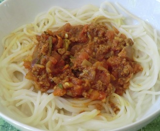 Spaghettis de riz à "la sauce bolognaise" aux herbes du jardin et au curcuma