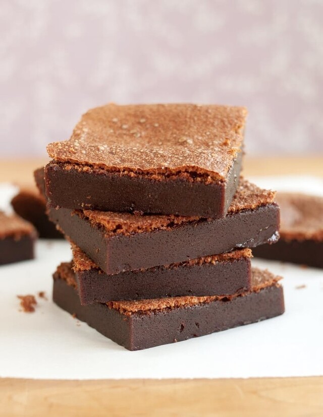 a sobremesa mais fácil do ano: brownies de nutella só com 2 ingredientes (e sem farinha, claro)
