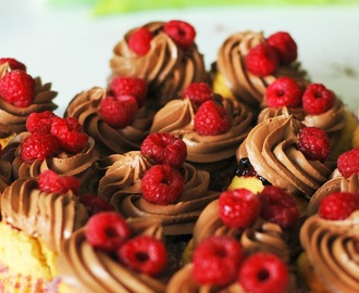 minipost: muffiny s čokoládovým krémom a malinami / muffins with chocolate cream and rapsberries