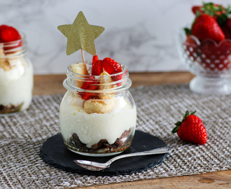 Schnelles Dessert im Glas mit weißem Schokoladen Mousse
