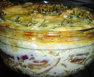 Ovenschotel van drie soorten ui en aardappelen.