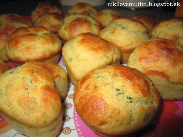 Syrové muffiny s cesnakom a bylinkami