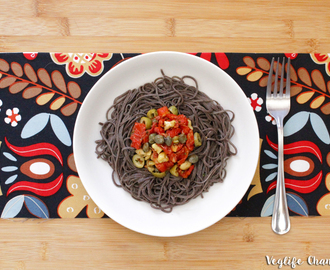 Spaghetti di fagioli neri con pomodori secchi, olive e anacardi  (pasta proteica, senza glutine, vegan)
