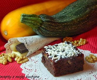 Cuketový koláč s marcipánom, orechmi a čokoládou