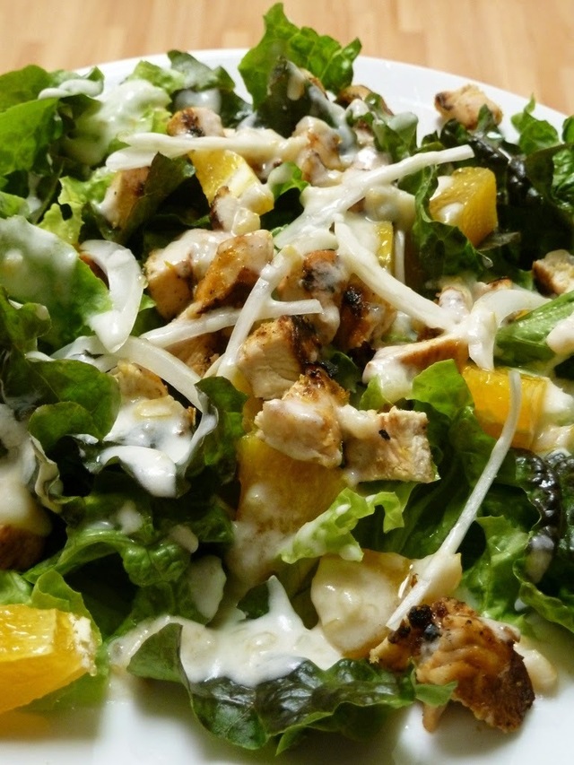 Recette de salade de poulet au mesclun, poivron, pécan et fromage bleu