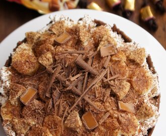 Tarta czekoladowa z bananami, bitą śmietaną i karmelem