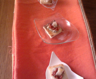 Crostino con crema di fagioli Azuki e ciliegino piccante