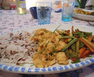 Un piatto unico: Pollo marinato al curry e verdure saltate all'aceto balsamico
