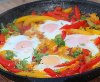 Shaks­hu­ka - ei­e­ren in licht ­pit­ti­ge groen­ten