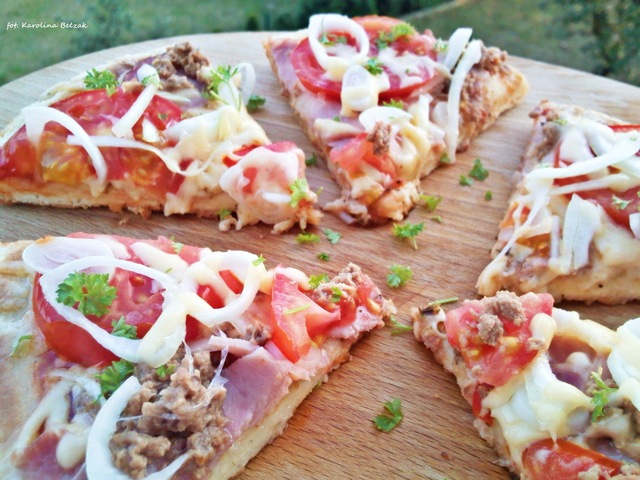 Pizza z patelni z pomidorami, tuńczykiem i cebulą