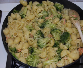 Pasta con broccoli e salmone affumicato