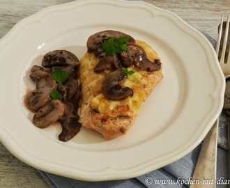 Mit Mozzarella überbackenes Hähnchenfilet und Pilzsoße/ Chicken breast with mozzarella gratiné and mushroom sauce
