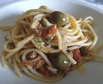 Spaghetti tonno olive e capperi