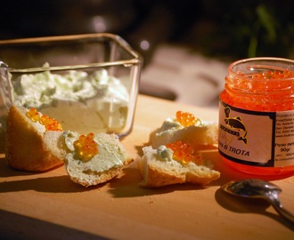 Karácsonyi menü 2010. előétel nr 2: Fokhagymás-robiolás-kapros kence édesköménnyel és pisztrángkaviárral -  Crostini con uova di trota, finocchi e robiola aromatizzata all'aglio e aneto