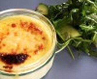 Parmesan Creme Brulee mit Gurken-Rucolasalat