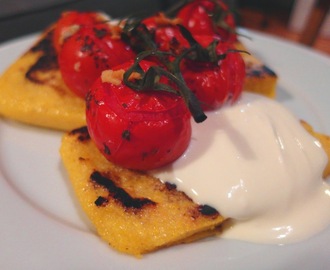 Pečené paradajky s grilovanou polentou a crème fraîche