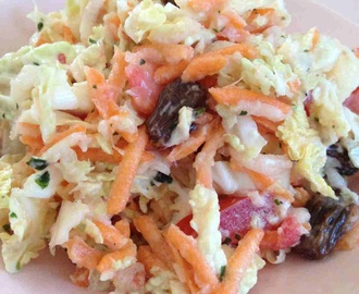 Salade de chou chinois, carottes, pomme et raisin