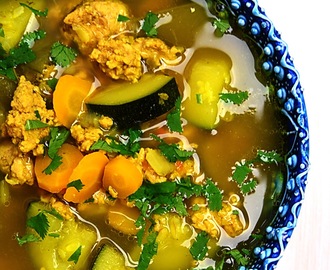 Zupa curry z indykiem i cukinią