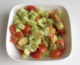 Avocado tomaten komkommer salade