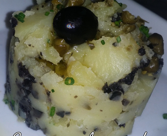 Écrasée de pommes de terre aux câpres et olives noires