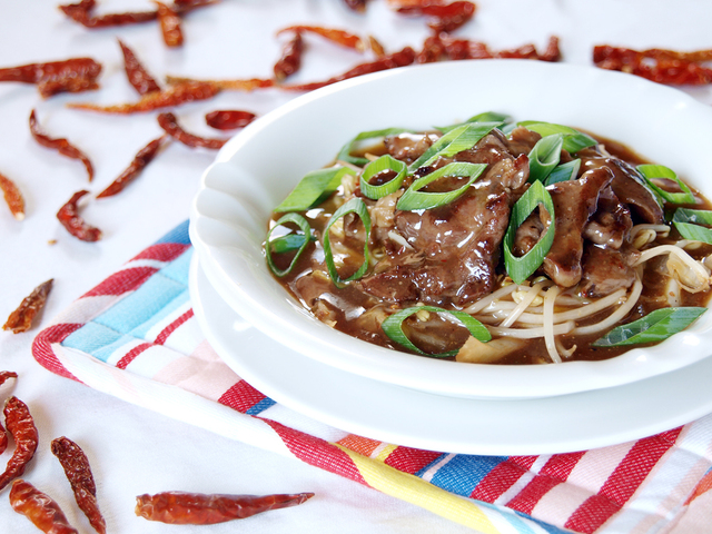 Beef and Bean Sprouts in Sweet and Hot Sauce