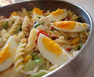 Salada fria de massa com pescada, delicias do mar e ovo cozido