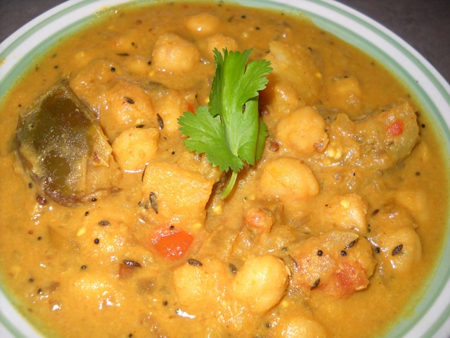 Chick Pea Brinjal Curry (Kadalai Kathirikkai Kuzhambu)
