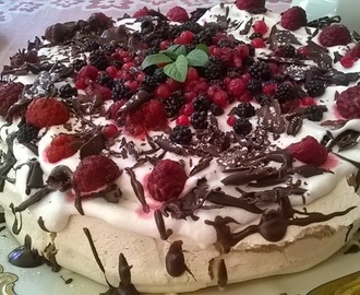 Pavlova de  frutos del Bosque y chocolate (o tarta de merengue con nata y frutas.. que es lo mismo)