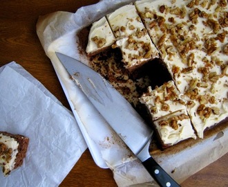 Celozrnný kakaový koláč s medovým mascarpone krémom