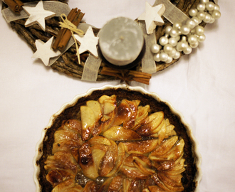 Druhá adventná: vianočný orechový koláč bez múky s jablkami a karamelovou omáčkou