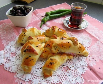 Puf puf poğaça (zachte luchtige gevulde Turkse broodjes)