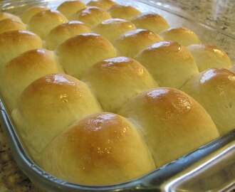 mom's holiday dinner rolls party!