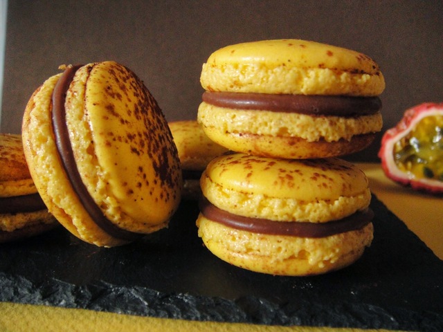 Macarons Mogador : chocolat au lait & fruit de la passion (recette de Pierre Hermé)