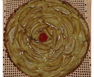 Tarta de manzana con crema pastelera y sirope de manzana