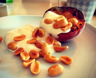 Grillad persika med yoghurt & salta jordnötter.
