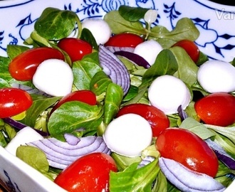 Šalát z valeriánky s mozarellou, cherry paradajkami a cibuľou (fotorecept)