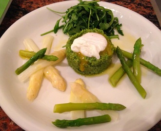 Groene en witte asperges met rucola en gepocheerd kwartelei