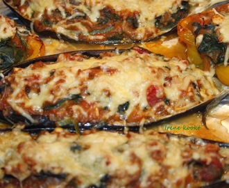 Gevulde aubergine (en paprika) met tomaat, spinazie, noten en harissa (vegetarisch) + recept harissa en tabl