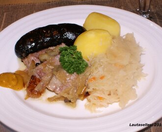 Uuniporsasta, mustamakkaraa, hapankaalia ja perunaa (eestiläinen keittiö)