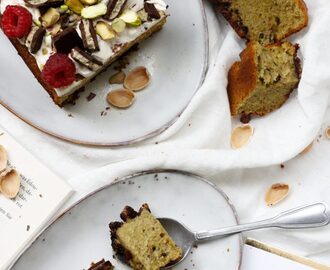 EAT YOUR GREENS UND SO… Saftiger Pistazienkuchen mit Schokostückchen und Cremehäubchen – Lindt Creation Pistachio Delight