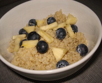 Quinoa ontbijt met verse ananas en blauwe bessen