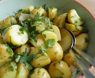 Nieuwe aardappelen met kruidendressing
